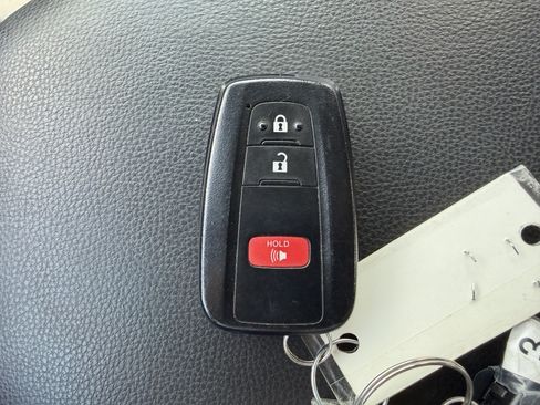 Used 2020 Toyota RAV4 XLE AWD/4WD image 30