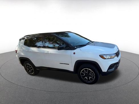 Used 2025 Jeep Compass Trailhawk image 2
