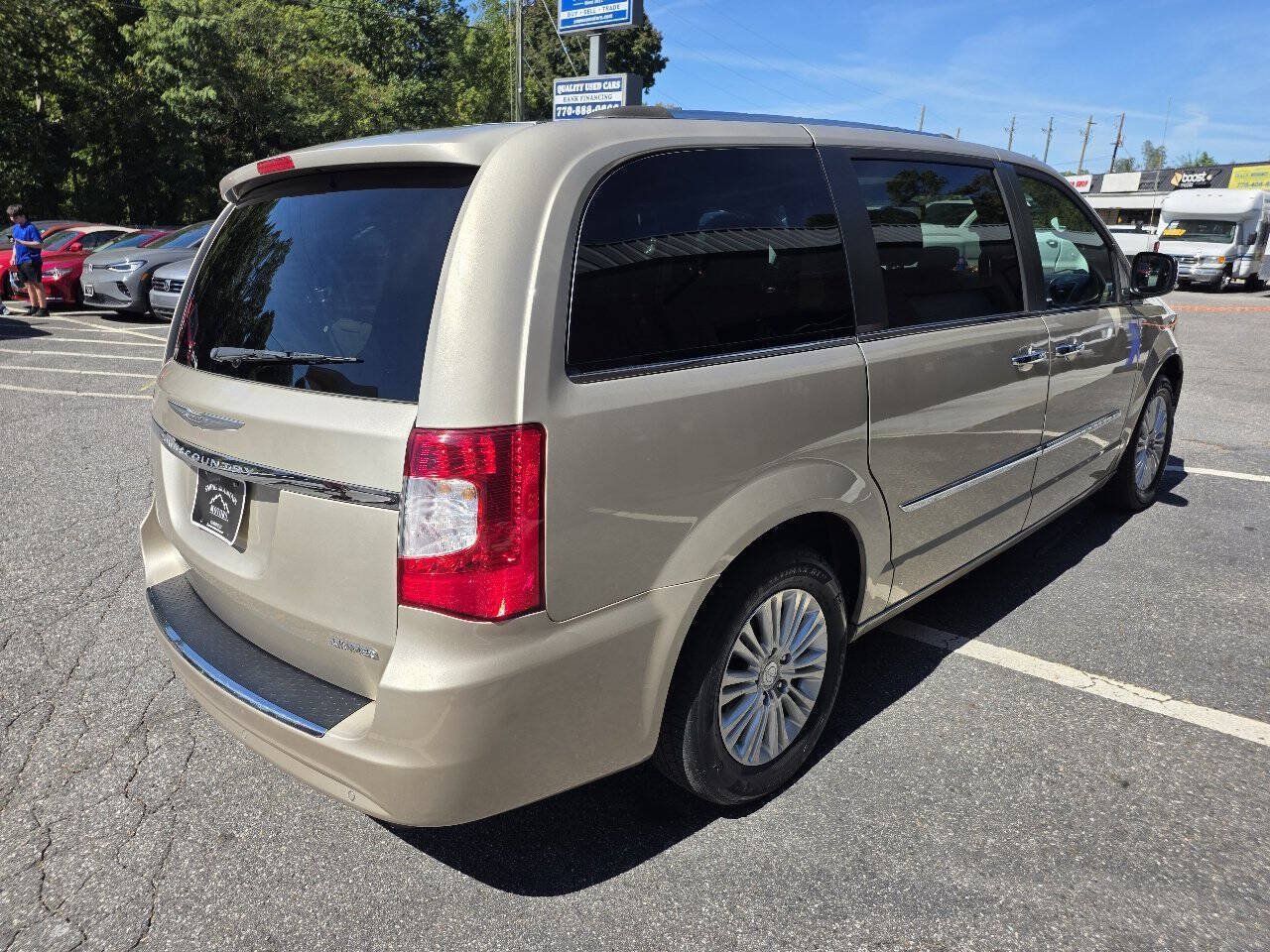 Used 2015 Chrysler Town & Country Limited Platinum FWD image 6