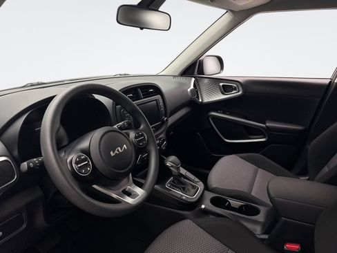 Used 2025 Kia Soul LX w/ LX Technology Package FWD image 10