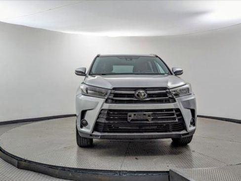Used 2019 Toyota Highlander SE image 12