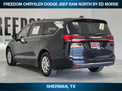 Used 2024 Chrysler Pacifica Touring-L image 4