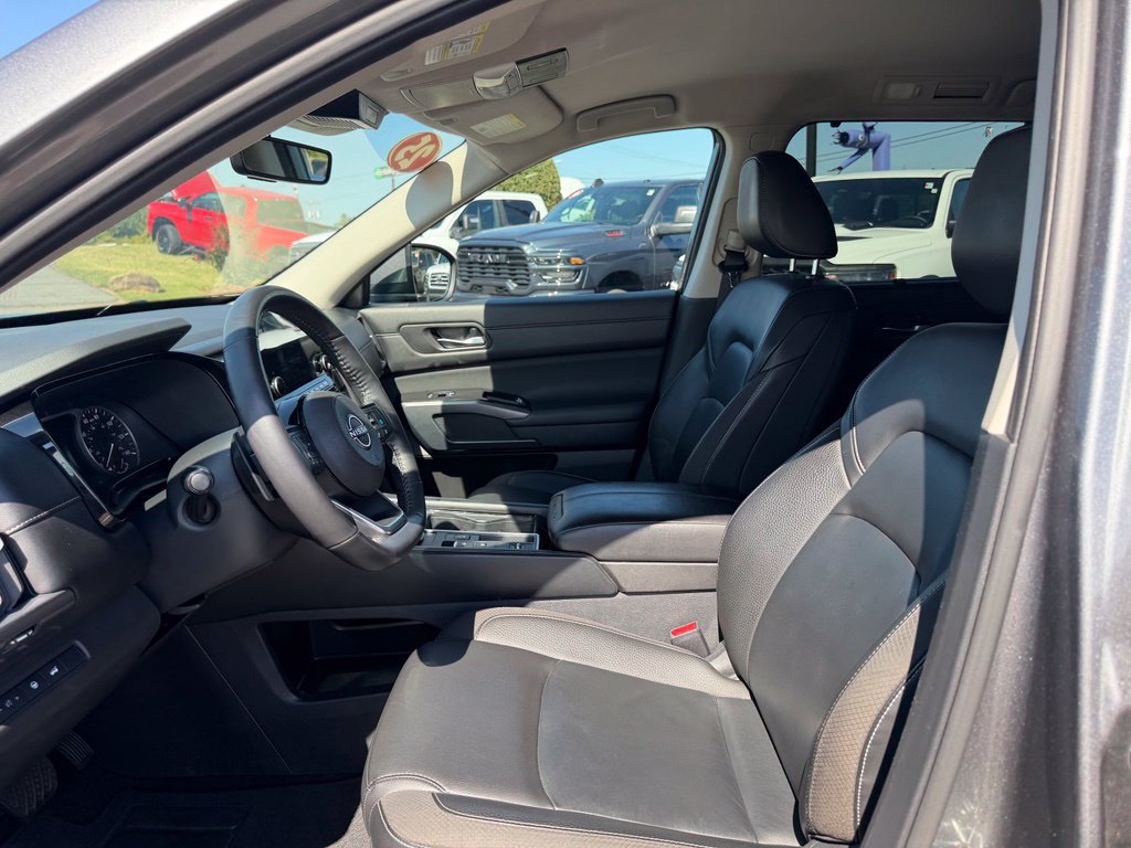 Used 2025 Nissan Pathfinder SL FWD image 16
