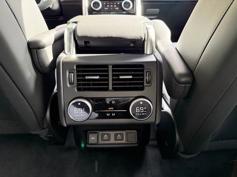New 2025 Land Rover Discovery Dynamic SE image 14