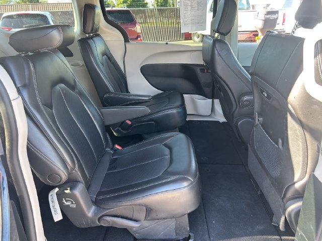 Used 2023 Chrysler Pacifica Touring-L FWD image 33