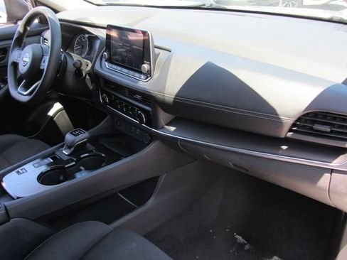 Used 2024 Nissan Rogue S FWD image 11