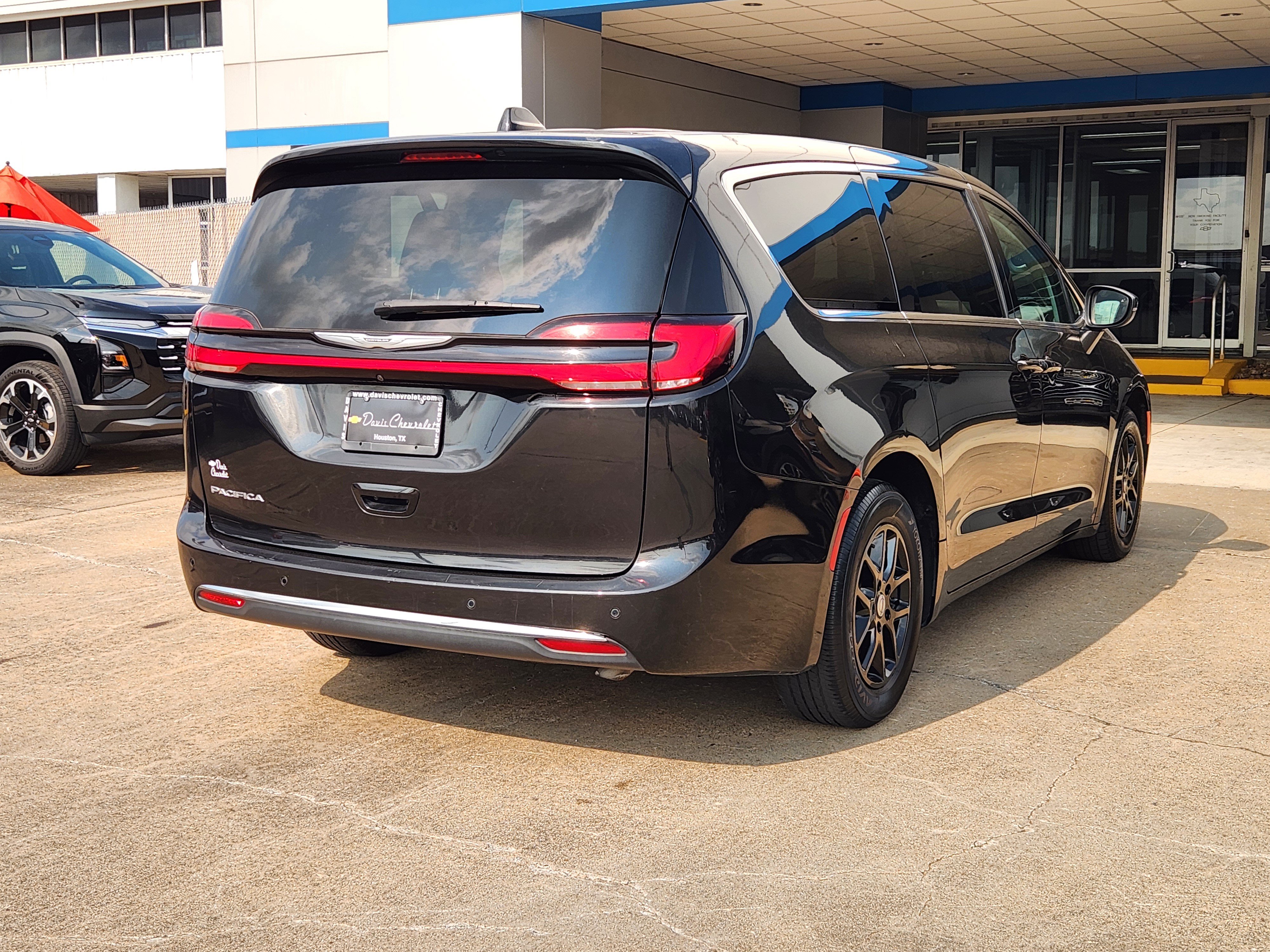 Used 2023 Chrysler Pacifica Touring-L FWD image 6