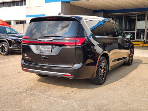 Used 2023 Chrysler Pacifica Touring-L FWD image 6