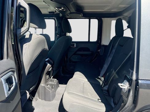 Used 2021 Jeep Wrangler Unlimited Sahara image 24