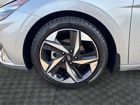 Used 2022 Hyundai Elantra Limited image 14