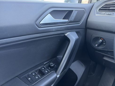 Used 2020 Volkswagen Tiguan SE w/ Panoramic Sunroof Package image 25