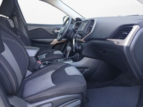 Used 2018 Jeep Cherokee Latitude FWD image 24