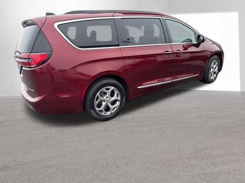 Used 2023 Chrysler Pacifica Limited image 8