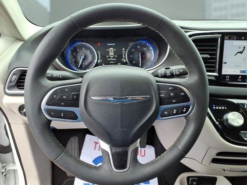 Used 2024 Chrysler Pacifica Touring-L FWD image 10