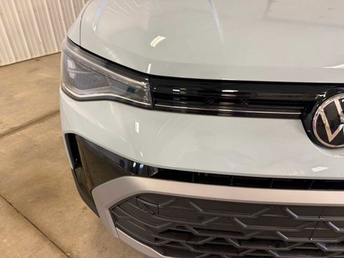 Certified 2025 Volkswagen Taos SE w/ Panoramic Sunroof Package image 4