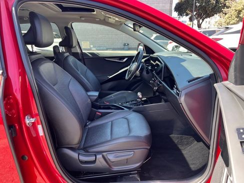 Used 2023 Kia Niro SX image 20