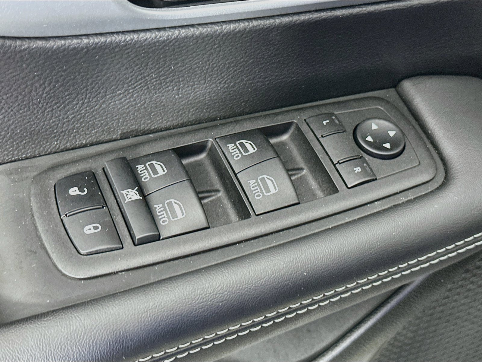 Used 2023 Chrysler Pacifica Touring-L w/ Uconnect Theater Family Group FWD image 18