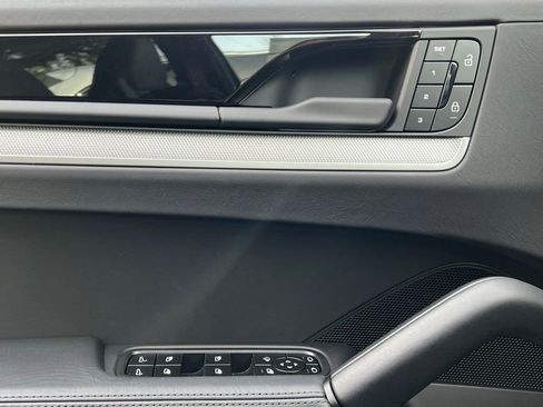 Used 2025 Porsche Cayenne image 20