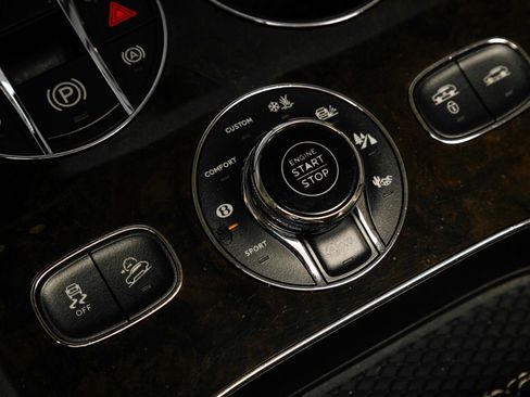 Used 2017 Bentley Bentayga AWD/4WD image 12