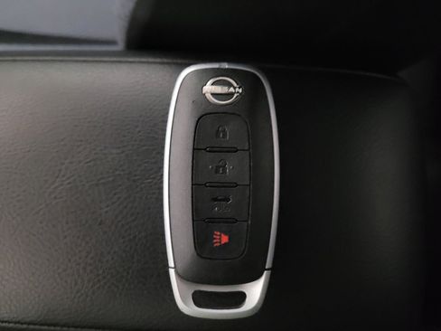 Used 2025 Nissan Versa SV FWD image 32