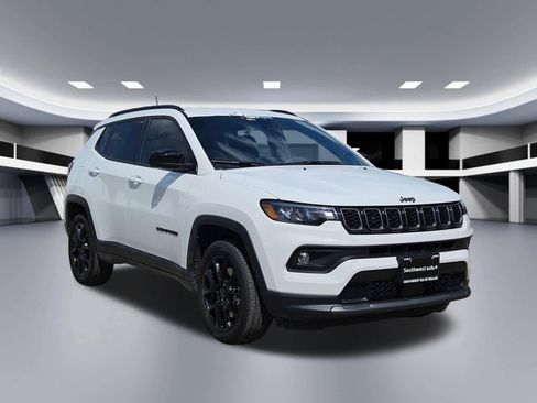 Used 2025 Jeep Compass Latitude w/ Altitude Special Edition AWD/4WD image 8