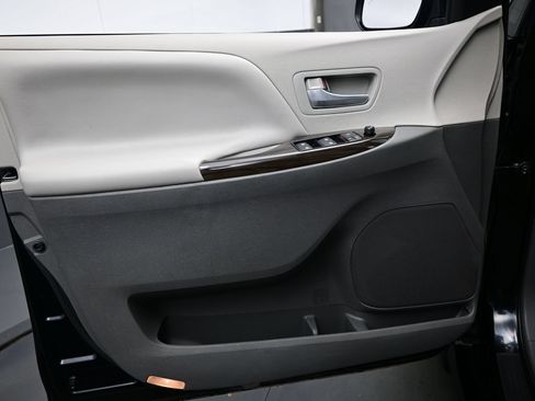 Used 2018 Toyota Sienna XLE Premium w/ Carpet Mat Package FWD image 12