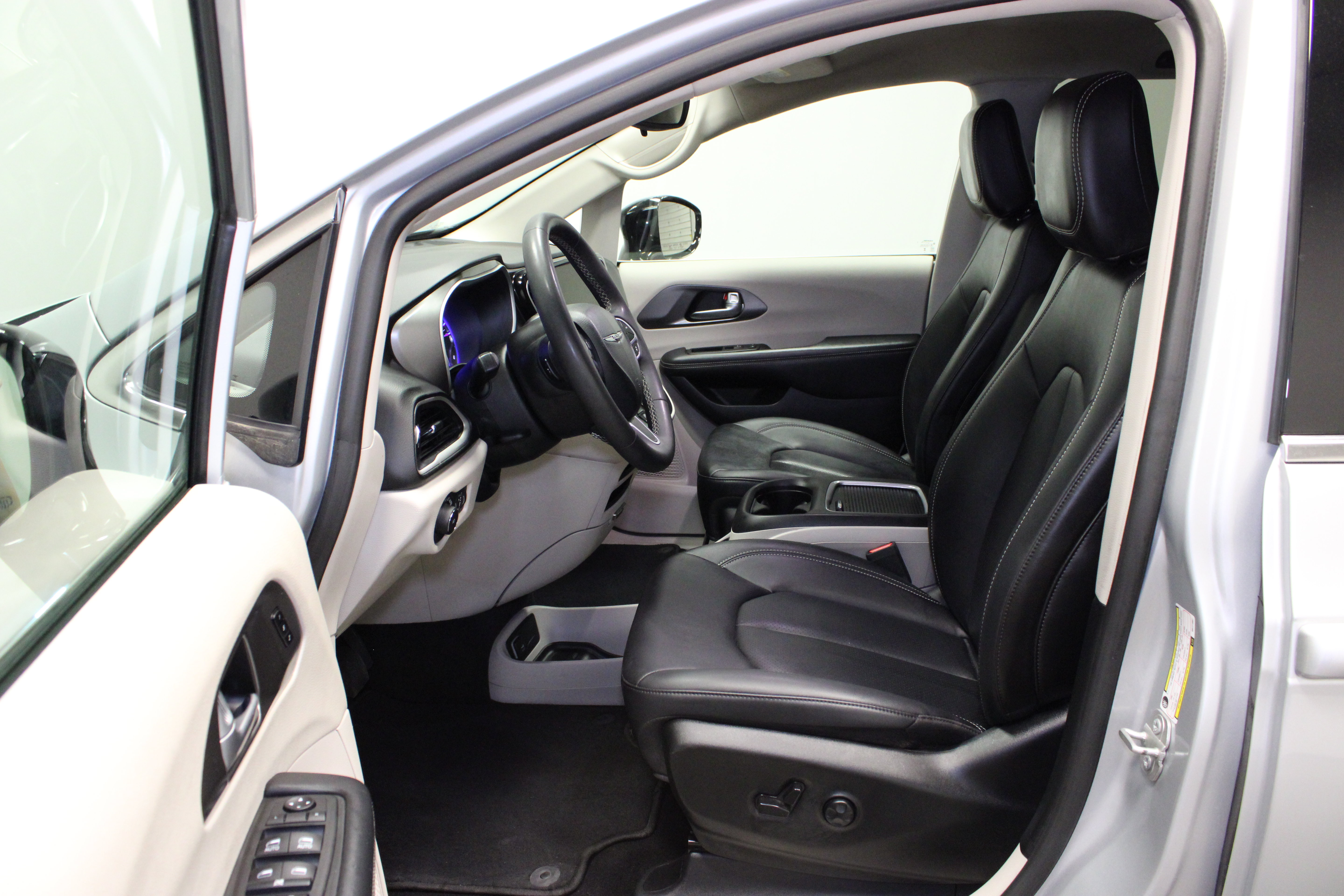 Used 2024 Chrysler Pacifica Touring-L FWD image 17