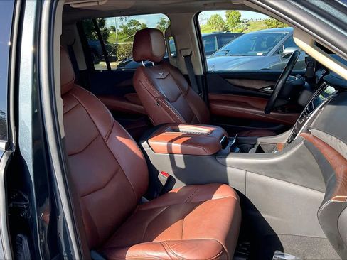 Used 2019 Cadillac Escalade ESV Premium Luxury image 8