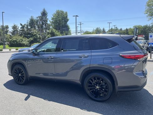 Used 2020 Toyota Highlander LE AWD/4WD image 3