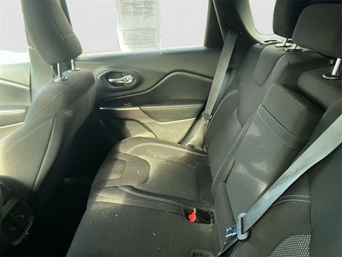 Used 2019 Jeep Cherokee Latitude w/ Popular Appearance Group image 8