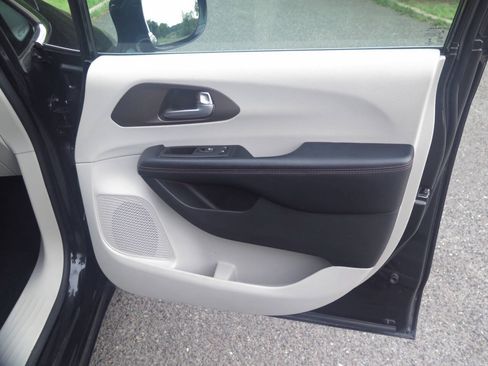Used 2019 Chrysler Pacifica Touring-L FWD image 31