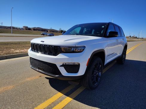 New 2025 Jeep Grand Cherokee Limited image 4