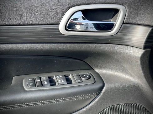 Used 2019 Jeep Grand Cherokee Altitude image 24