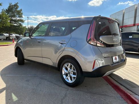 Used 2025 Kia Soul LX w/ LX Technology Package FWD image 8