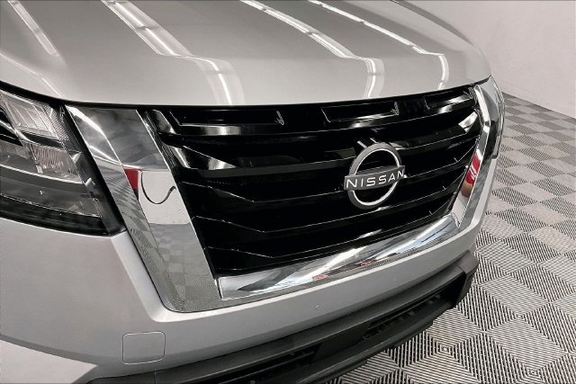 Used 2025 Nissan Pathfinder SV FWD image 33