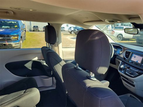 Used 2023 Chrysler Voyager LX image 32