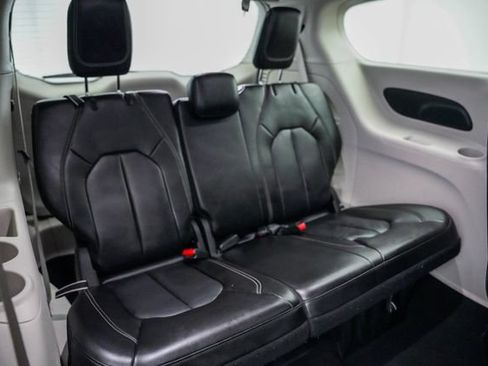 Used 2023 Chrysler Pacifica Touring-L FWD image 27