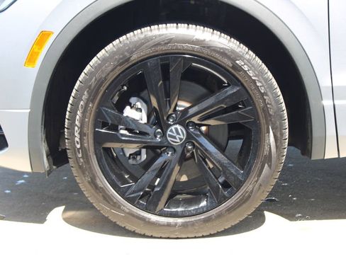 Certified 2023 Volkswagen Tiguan SE R-Line image 30