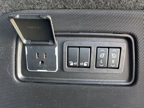 Used 2023 Cadillac Escalade Luxury RWD image 12