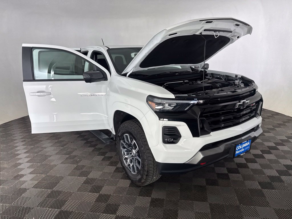 Used 2025 Chevrolet Colorado Z71 w/ Technology Package AWD/4WD image 13