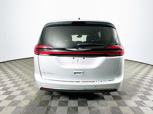Certified 2024 Chrysler Pacifica Touring-L image 9