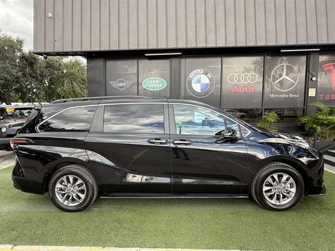 Used 2023 Toyota Sienna XLE image 8
