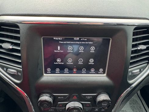 Used 2019 Jeep Grand Cherokee Laredo image 23