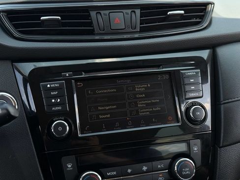 Used 2018 Nissan Rogue SV w/ Premium Package FWD image 18