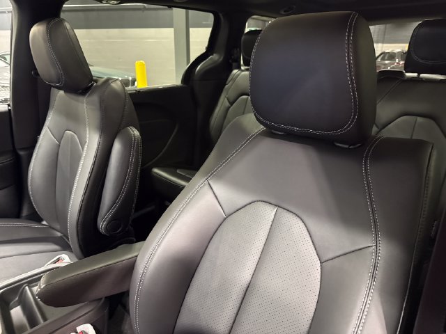 New 2027 Chrysler Pacifica Select w/ Family Tech Group AWD/4WD image 25