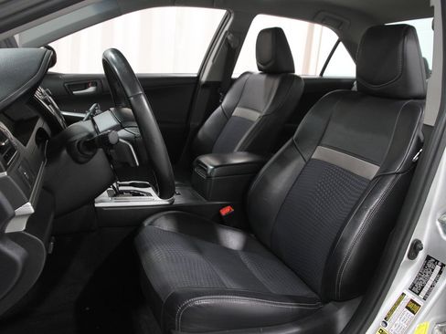 Used 2012 Toyota Camry L image 5