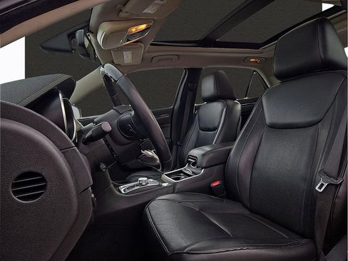 Used 2019 Chrysler 300 Limited RWD image 13