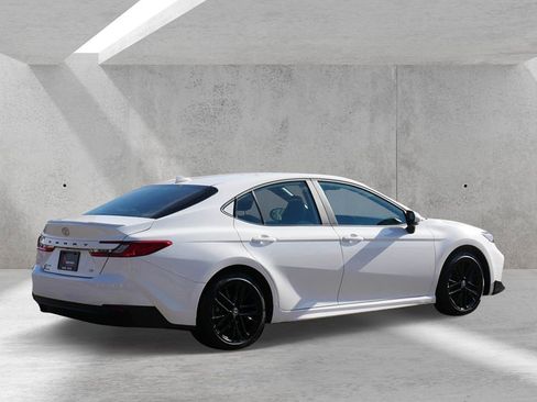 Used 2025 Toyota Camry SE image 3