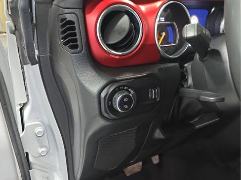 Used 2023 Jeep Gladiator Rubicon AWD/4WD image 10