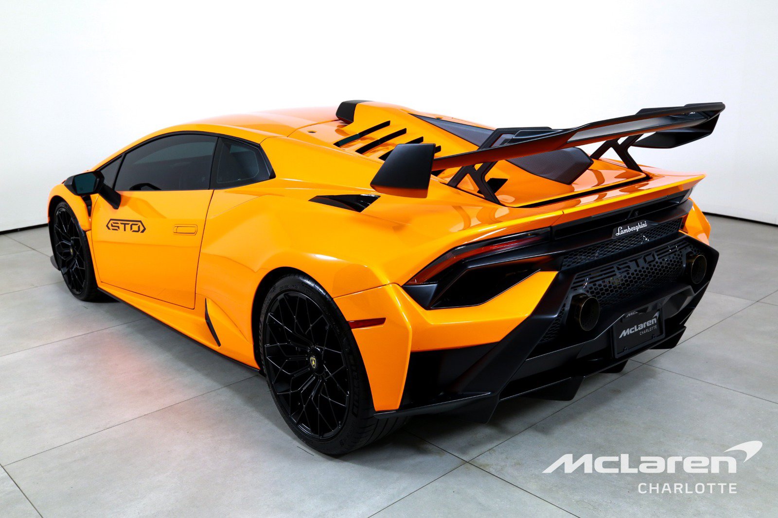 Used 2022 Lamborghini Huracan STO RWD image 6